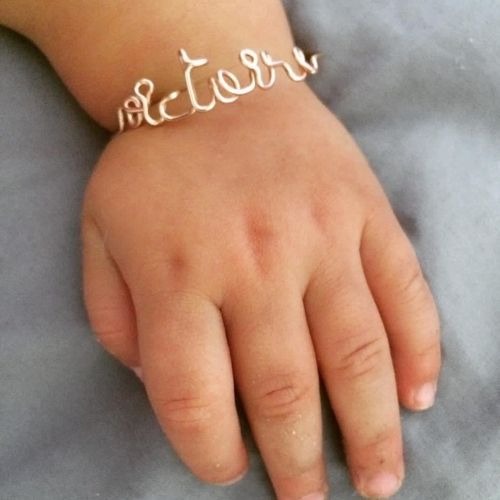 
                      
                        Personalized message bracelet for children
                      
                    